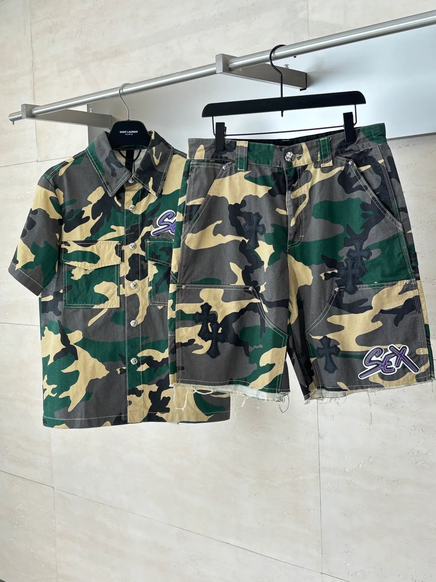 P500 Chrome Heart*/Chrome Heart CH leather camouflage shorts were purchased and developed from a Los Angeles agent for US$2,980. This style is made of custom-made military canvas fabric, restored 1:1 according to the original model, and printed with camouflage patterns. The customization period for the hem sex pattern stamp is 20 days, the minimum order is 1800 pieces, and the color plate is matched. The hardware buckles are all made of electroplated 925 silver material, the weight is perfectly restored, and they are aged and oxidized to black.  Size：S/M/L/XL